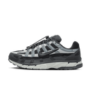 Nike P-6000 Premium Black HQ3818-001 met zwarte suède upper, leren overlays en donkergrijze details, luxe uitvoering van de klassieke P-6000, professioneel gefotografeerd door Snrkickz.