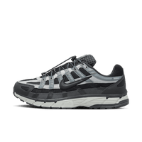 Nike P-6000 Premium Black HQ3818-001 met zwarte suède upper, leren overlays en donkergrijze details, luxe uitvoering van de klassieke P-6000, professioneel gefotografeerd door Snrkickz.