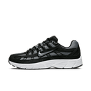 Zijaanzicht van de Nike P-6000 Black Cool Grey met zwarte mesh upper, grijze overlays en retro hardloopstijl
