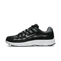 Zijaanzicht van de Nike P-6000 Black Cool Grey met zwarte mesh upper, grijze overlays en retro hardloopstijl