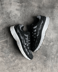 Nike P-6000 Cool Black Grey CD6404-003 in paar gefotografeerd op grijze achtergrond,