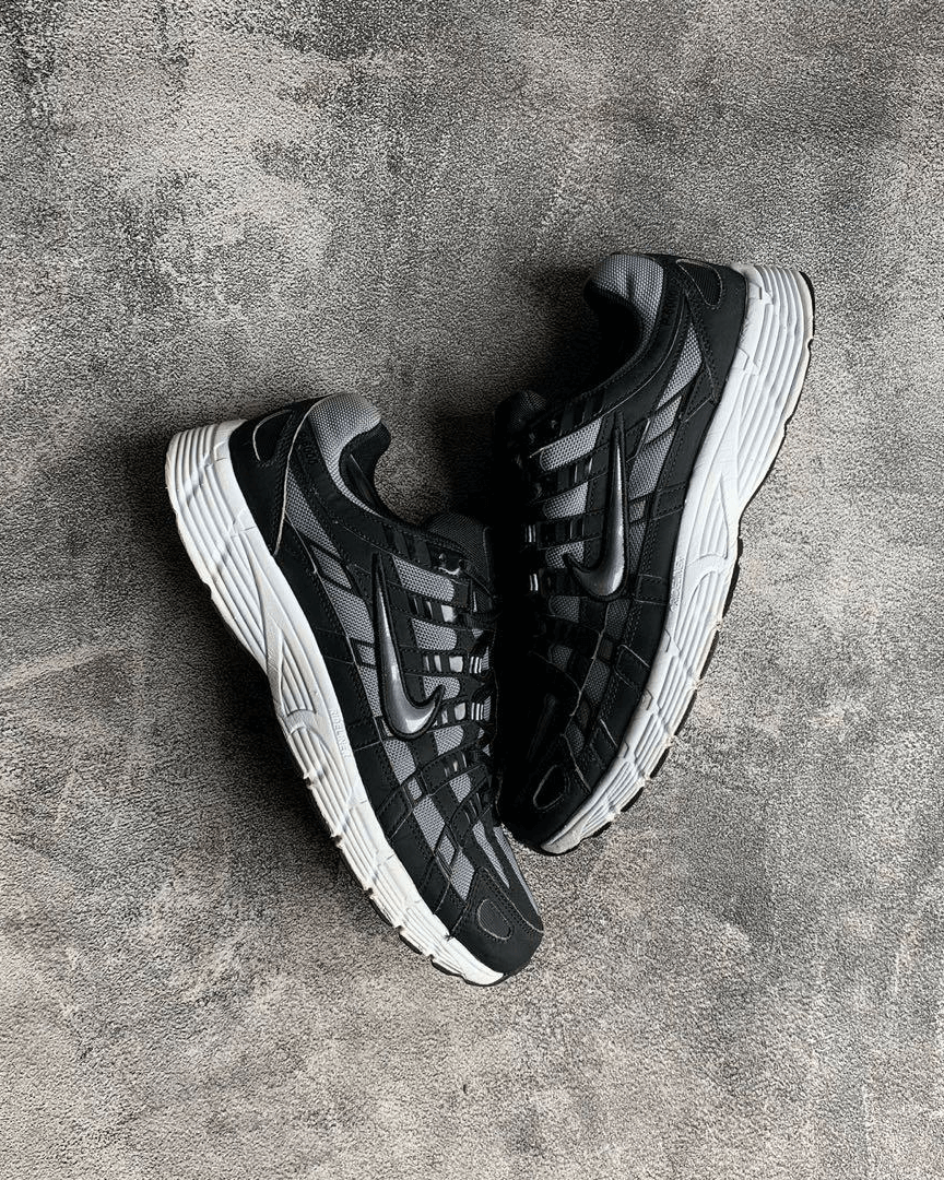 Nike P-6000 Cool Black Grey CD6404-003 in paar gefotografeerd op grijze achtergrond,