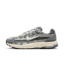 Zijaanzicht van de Nike P-6000 Flat Pewter FN7509-029 met metallic pewter overlays, mesh upper en retro hardloopstijl