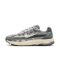 Zijaanzicht van de Nike P-6000 Flat Pewter FN7509-029 met metallic pewter overlays, mesh upper en retro hardloopstijl