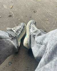 Close-up van de Nike P-6000 Flat Pewter FN7509-029 met metallic glans, mesh textuur en witte midsole, technische afwerking benadrukt het kenmerkende P-6000 design, gefotografeerd door Snrkickz.