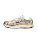 Nike P-6000 Gold Women's IF1787-100 met witte mesh upper, metallic gouden overlays en witte zool, luxe damesrunner met opvallende glans, professioneel gefotografeerd door Snrkickz.
