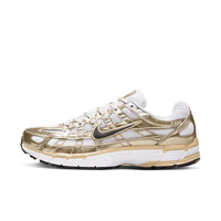 Nike P-6000 Gold Women's IF1787-100 met witte mesh upper, metallic gouden overlays en witte zool, luxe damesrunner met opvallende glans, professioneel gefotografeerd door Snrkickz.