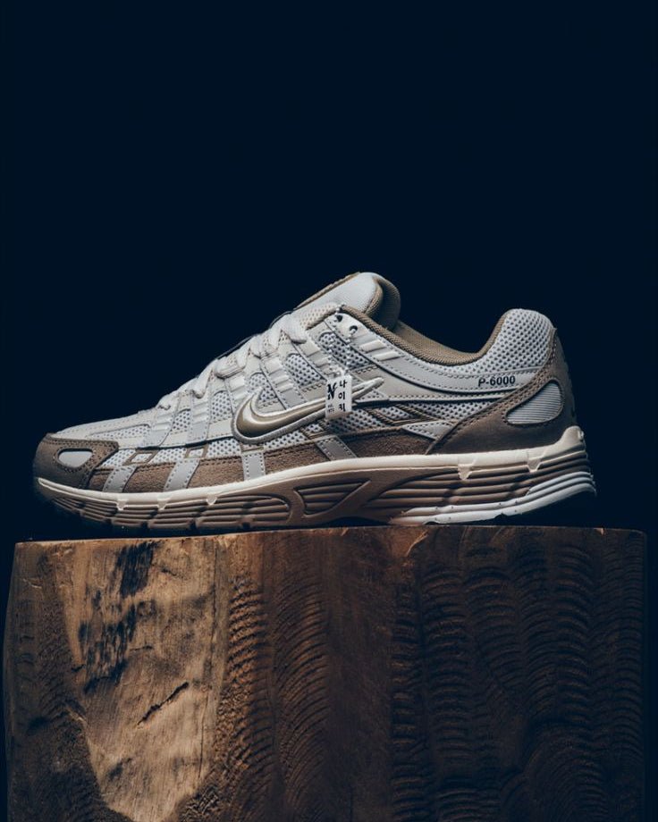 Nike P-6000 Hangul Day FQ8243-025 in paar gefotografeerd op lichte ondergrond, grijze en roze tinten symboliseren de Koreaanse inspiratie achter deze unieke release, exclusief bij Snrkickz.