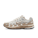 Nike P-6000 Hangul Day FQ8243-025 met grijze mesh upper, witte zool en subtiele roze accenten, speciale editie geïnspireerd op de Koreaanse Hangul Day, exclusief gefotografeerd door Snrkickz.