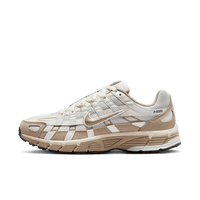 Nike P-6000 Hangul Day FQ8243-025 met grijze mesh upper, witte zool en subtiele roze accenten, speciale editie geïnspireerd op de Koreaanse Hangul Day, exclusief gefotografeerd door Snrkickz.