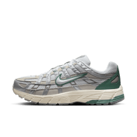 Zijaanzicht van de Nike P-6000 Light Bone Bicoastal Green HF4308-072 met beige mesh upper, groene swoosh en retro hardloopstijl