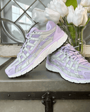 Close-up van de Nike P-6000 Lilac Bloom met glanzende overlays, mesh structuur en witte midsole, elegante pastelstijl professioneel gefotografeerd door Snrkickz.
