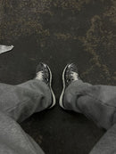 Nike P-6000 Metallic Silver CN0149-001 in paar gefotografeerd op neutrale achtergrond, metallic kleurreflecties en sportieve stijl tonen de klassieke P-6000 spirit van Snrkickz.