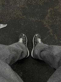 Nike P-6000 Metallic Silver CN0149-001 in paar gefotografeerd op neutrale achtergrond, metallic kleurreflecties en sportieve stijl tonen de klassieke P-6000 spirit van Snrkickz.