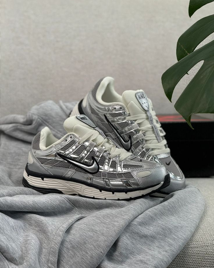 Nike P-6000 Metallic Silver CN0149-001 gedragen in daglicht, glanzende zilveren details en witte midsole geven een moderne uitstraling, streetstyle look vastgelegd door Snrkickz.