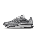 Zijaanzicht van de Nike P-6000 Metallic Silver CN0149-001 met glanzende overlays, mesh upper en zwarte details