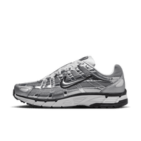 Zijaanzicht van de Nike P-6000 Metallic Silver CN0149-001 met glanzende overlays, mesh upper en zwarte details