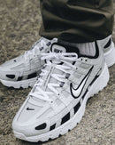 Nike P-6000 Pure Platinum CD6404-006 gedragen met lichte denim in daglicht, glanzende zilvergrijze details en witte accenten zorgen voor een frisse, sportieve look, vastgelegd door Snrkickz.