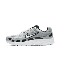 Nike P-6000 Pure Platinum CD6404-006 met lichtgrijze mesh upper, metallic overlays en witte zool, moderne retro-runner met premium afwerking, gefotografeerd door Snrkickz.