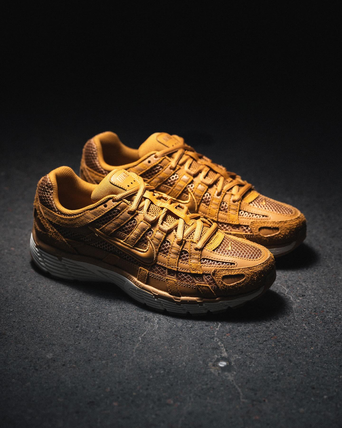 Nike P-6000 SE Flax Metallic Gold Sail HF0015-201 in paar gefotografeerd op lichte ondergrond, beige en gouden kleuren zorgen voor een elegante en natuurlijke look, exclusief bij Snrkickz.