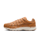 Nike P-6000 SE Flax Metallic Gold Sail HF0015-201 met beige suède upper, gouden details en witte zool, warme herfstkleur met premium uitstraling, professioneel gefotografeerd door Snrkickz.