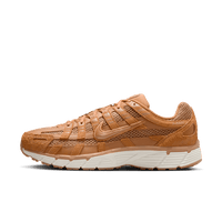 Nike P-6000 SE Flax Metallic Gold Sail HF0015-201 met beige suède upper, gouden details en witte zool, warme herfstkleur met premium uitstraling, professioneel gefotografeerd door Snrkickz.