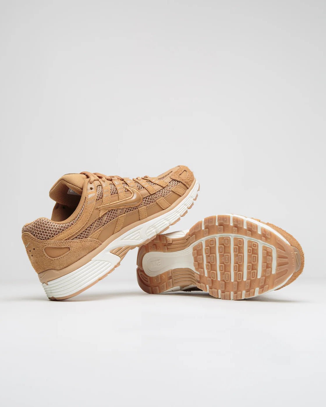 Nike P-6000 SE Flax Metallic Gold Sail HF0015-201 gedragen met lichte denim in stedelijke omgeving, zachte beige tinten en metallic gouden accenten creëren een luxe uitstraling, vastgelegd door Snrkickz.
