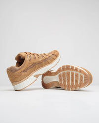 Nike P-6000 SE Flax Metallic Gold Sail HF0015-201 gedragen met lichte denim in stedelijke omgeving, zachte beige tinten en metallic gouden accenten creëren een luxe uitstraling, vastgelegd door Snrkickz.