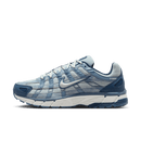 Nike P‑6000 SE Worn Blue Denim – vooraanzicht met lichtblauwe denim upper, donkerblauwe panelen en witte tussenzool