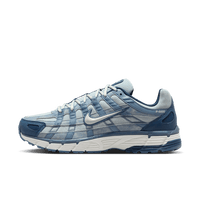 Nike P‑6000 SE Worn Blue Denim – vooraanzicht met lichtblauwe denim upper, donkerblauwe panelen en witte tussenzool