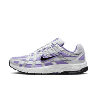 Nike P-6000 Space Purple FJ4745-500 voor dames met paarse mesh upper, zilverkleurige overlays en witte zool, speelse en stijlvolle runner gefotografeerd door Snrkickz.