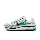 Nike P-6000 Spring Green CD6404-104 met witte mesh upper, frisse groene details en zilverkleurige overlays, sportieve runner met lente-uitstraling gefotografeerd door Snrkickz.