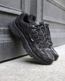 Nike P-6000 Triple Black FQ8732-010 in paar gefotografeerd op donkere ondergrond, all-black colorway benadrukt het sportieve en moderne karakter van de P-6000, exclusief bij Snrkickz