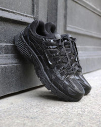 Nike P-6000 Triple Black FQ8732-010 in paar gefotografeerd op donkere ondergrond, all-black colorway benadrukt het sportieve en moderne karakter van de P-6000, exclusief bij Snrkickz