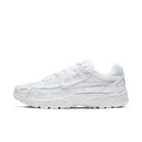 Zijaanzicht van de Nike P-6000 Triple White CD6404-100 met volledig witte mesh upper en leren overlays in retro runner design