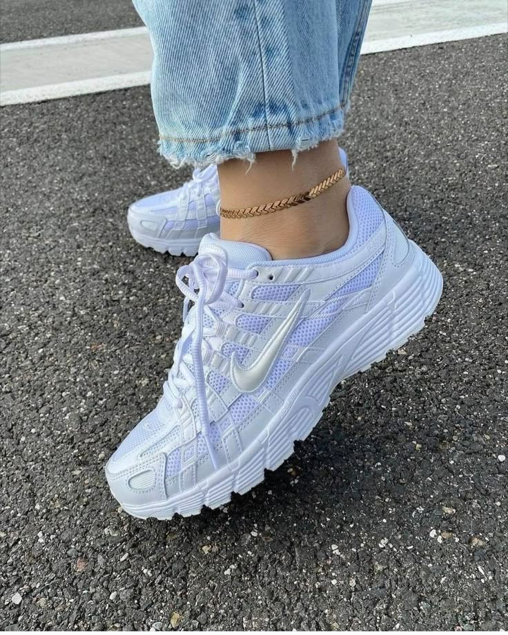 Nike P-6000 Triple White CD6404-100 in paar gefotografeerd op witte achtergrond, frisse zomerse colorway en tijdloze P-6000 stijl benadrukt door Snrkickz.