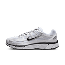 Nike P-6000 White Metallic Silver Black met witte mesh upper, zilverkleurige overlays en zwarte details, frisse en sportieve uitvoering van de retro-runner, professioneel gefotografeerd door Snrkickz.