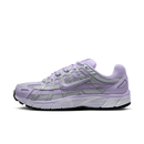 Zijaanzicht van de Nike P-6000 Lilac Bloom BV1021-500 met lilac paarse mesh upper, zilveren overlays en retro hardloopstijl