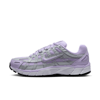 Zijaanzicht van de Nike P-6000 Lilac Bloom BV1021-500 met lilac paarse mesh upper, zilveren overlays en retro hardloopstijl