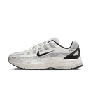 Zijaanzicht van de Nike P-6000 Platinum Tint Black HJ3488-001 met witte mesh upper, zwarte overlays en retro runner design