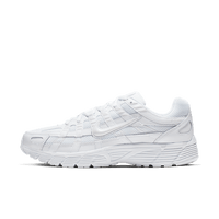 Zijaanzicht van de Nike P-6000 Triple White CD6404-100 met volledig witte mesh upper en leren overlays in retro runner design