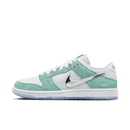 Zijaanzicht van de Nike SB Dunk Low April Skateboards FD2562-400 met blauwe suède overlays, witte basis en metallic zilveren swoosh