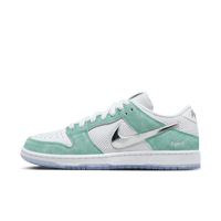 Zijaanzicht van de Nike SB Dunk Low April Skateboards FD2562-400 met blauwe suède overlays, witte basis en metallic zilveren swoosh