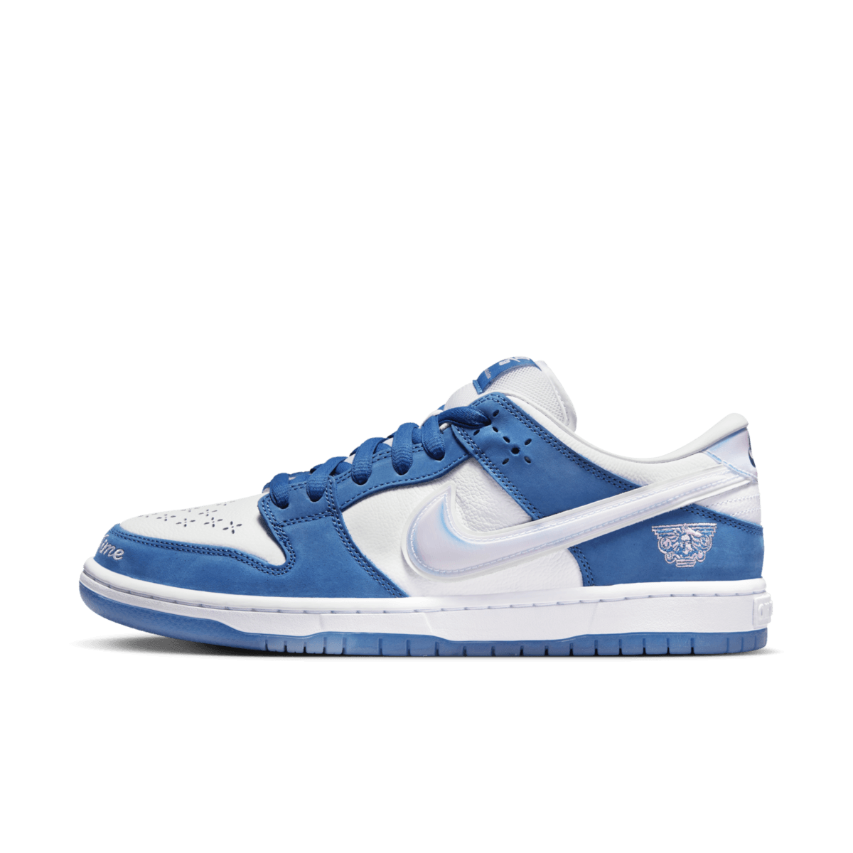 Zijaanzicht van de Nike SB Dunk Low Born x Raised One Block At A Time FN7819-400 met blauw premium leer, witte toebox en geborduurde details
