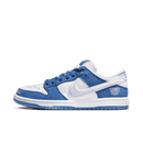 Zijaanzicht van de Nike SB Dunk Low Born x Raised One Block At A Time FN7819-400 met blauw premium leer, witte toebox en geborduurde details