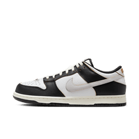 Zijaanzicht van de HUF x Nike SB Dunk Low San Francisco FD8775-001 met zwart leren upper, wit leren toebox en oranje details