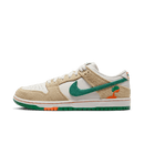 Zijaanzicht van de Jarritos x Nike SB Dunk Low Phantom FD0860-001 met beige canvas basis, oranje swoosh en groene overlays