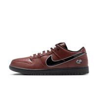 Zijaanzicht van de dieprode SB Dunk met zwarte zool, zwarte Swoosh en het iconische Limosine-logo op de hiel