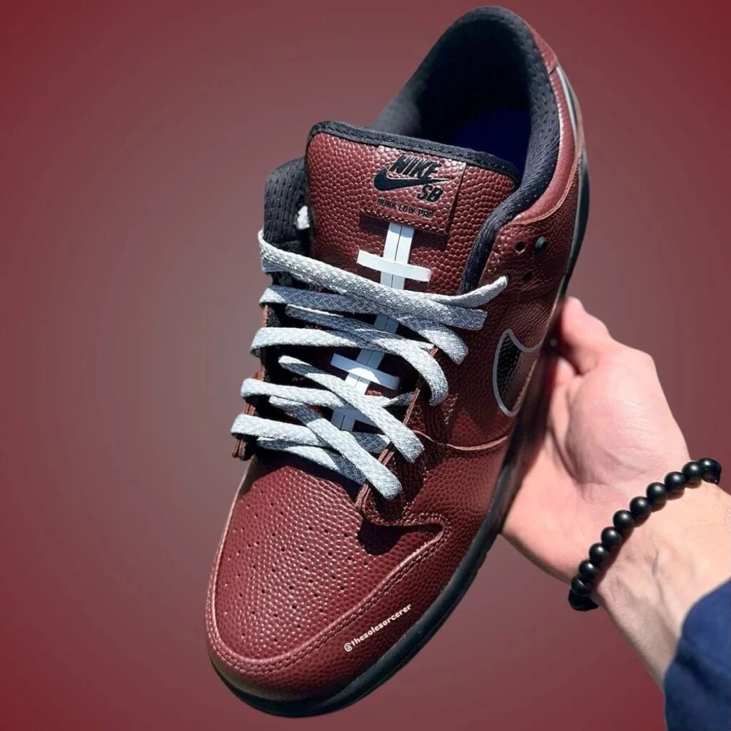 Detailshot van de veters en tong, met de premium afwerking en het zwarte tonglabel prominent in beeld