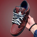 Detailshot van de veters en tong, met de premium afwerking en het zwarte tonglabel prominent in beeld